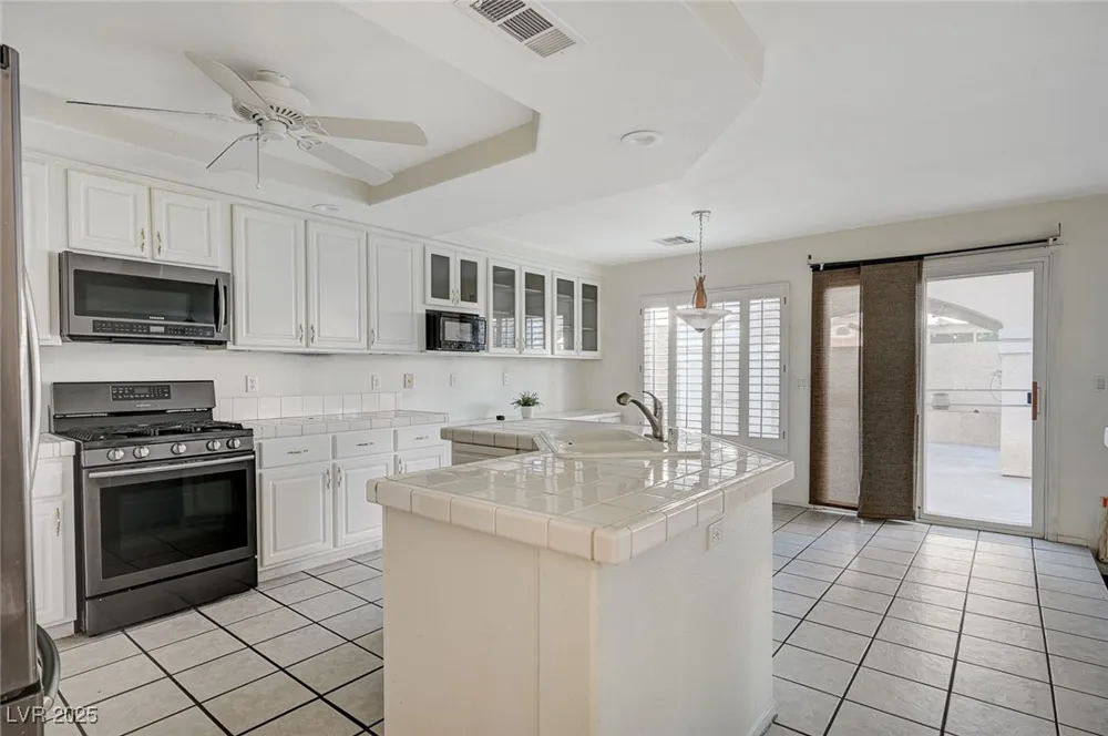8776 Country View Avenue Las Vegas, NV 89129