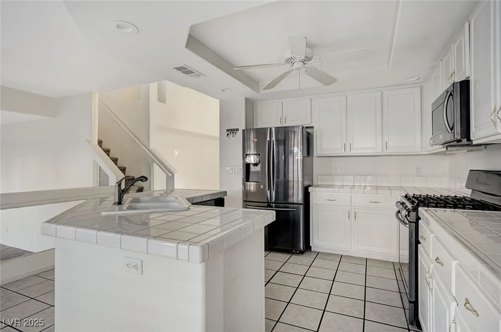 8776 Country View Avenue Las Vegas, NV 89129