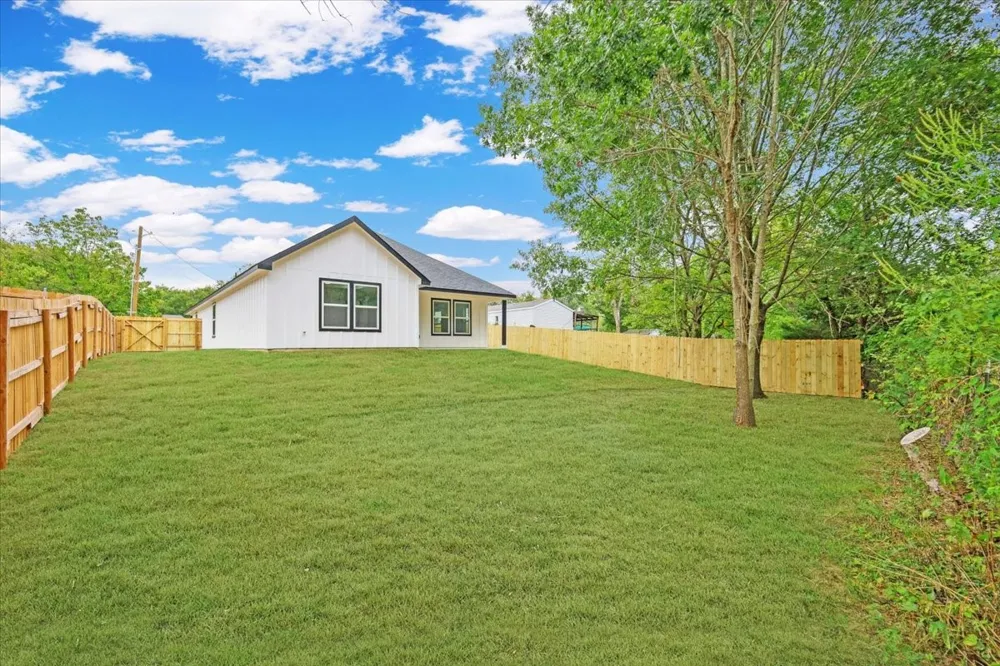 111 Oak Street Ector, TX 75439