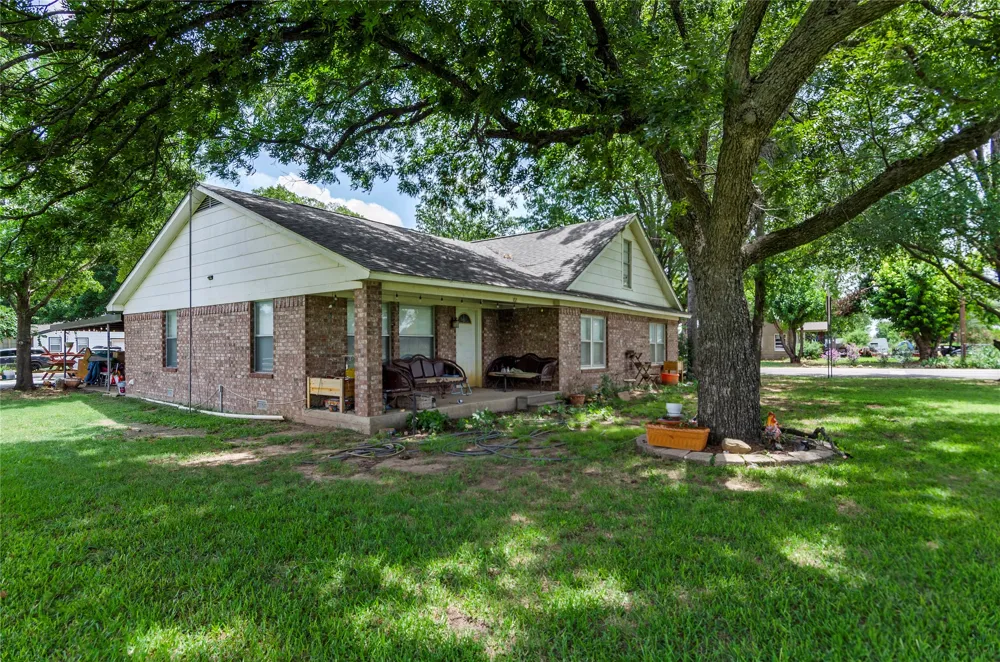 102 Mesquite Street Paradise, TX 76073