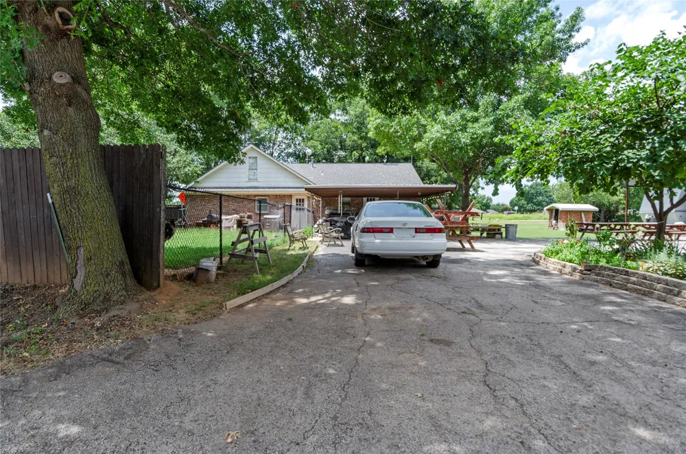 102 Mesquite Street Paradise, TX 76073
