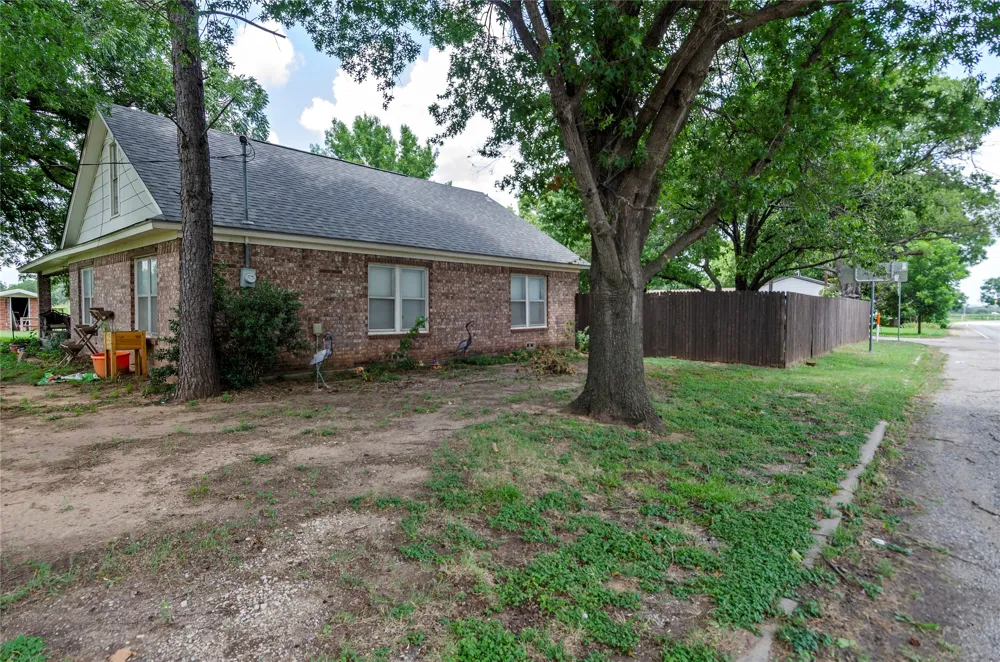 102 Mesquite Street Paradise, TX 76073