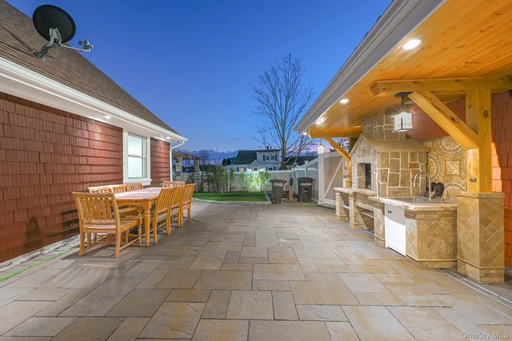 38 Quarry Lane Levittown, NY 11756