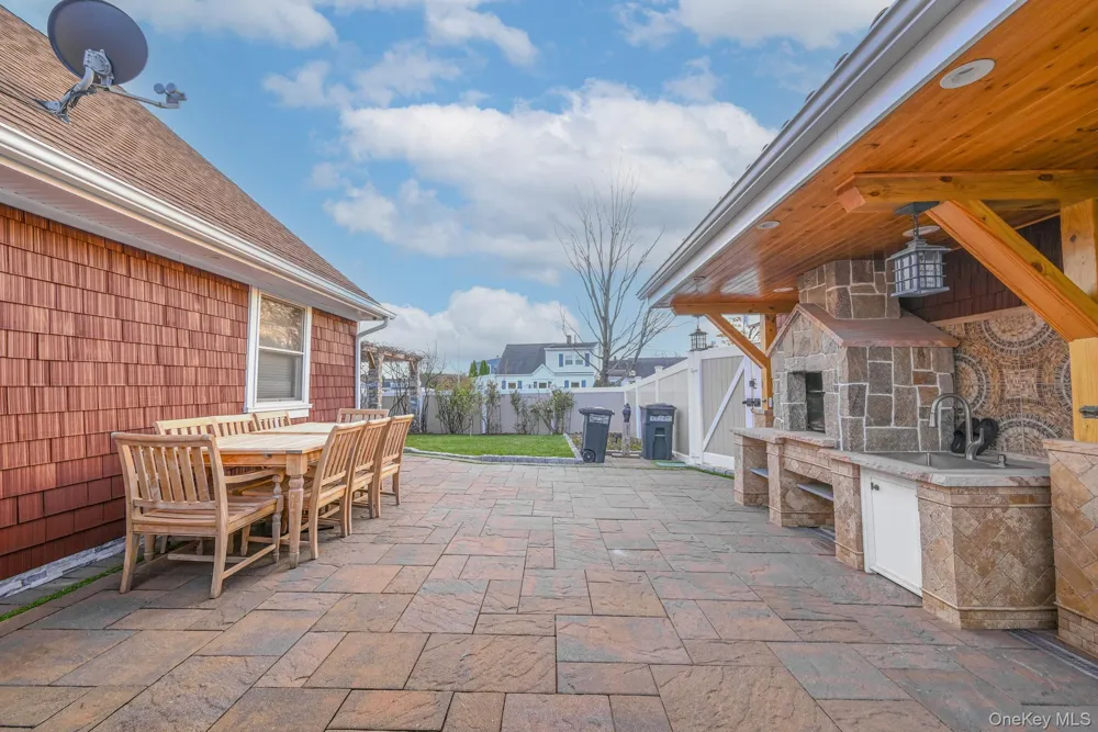 38 Quarry Lane Levittown, NY 11756