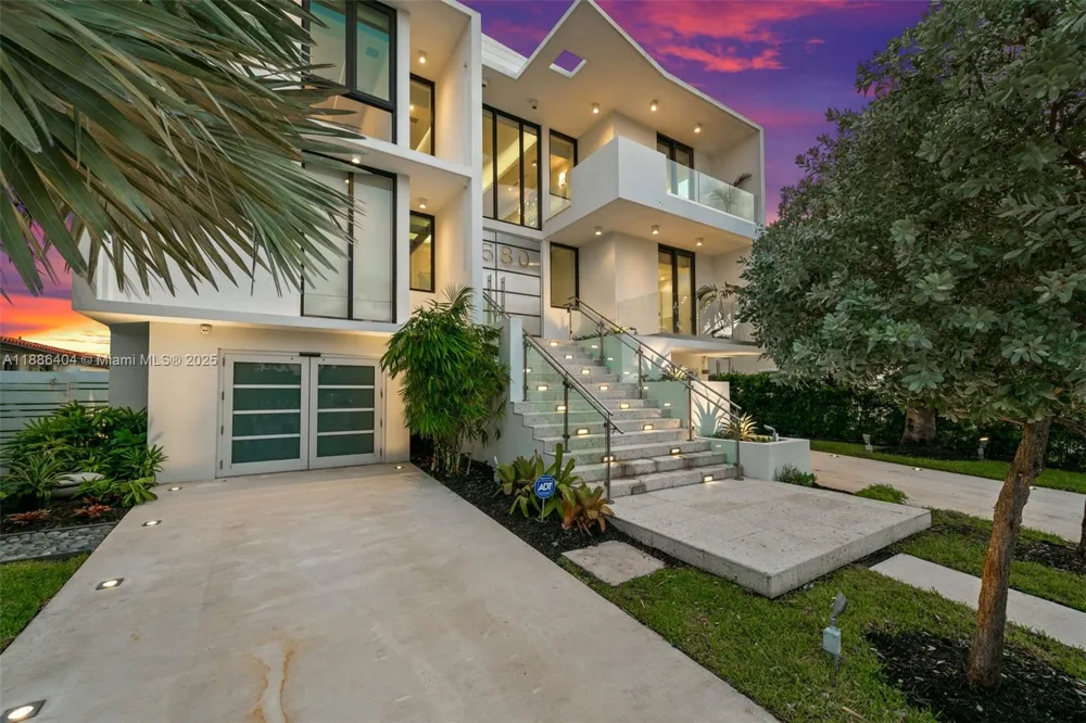 1580 S Treasure Dr North Bay Village, FL 33141
