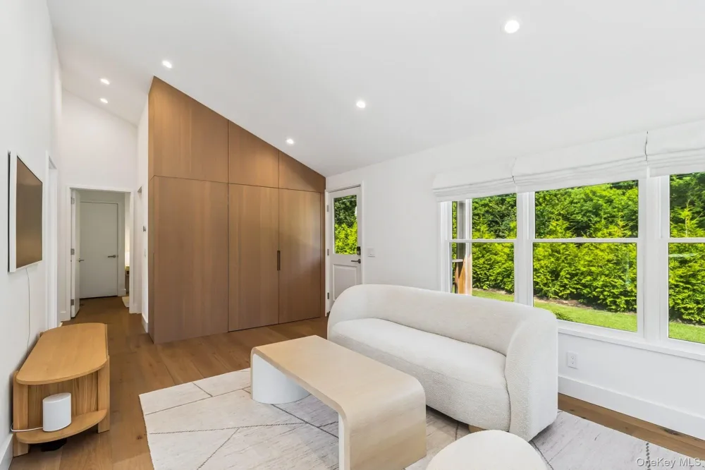 96 Town Lane East Hampton, NY 11937