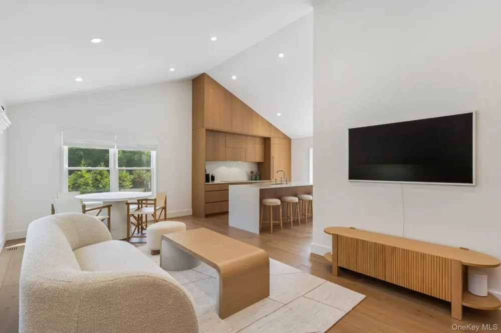 96 Town Lane East Hampton, NY 11937