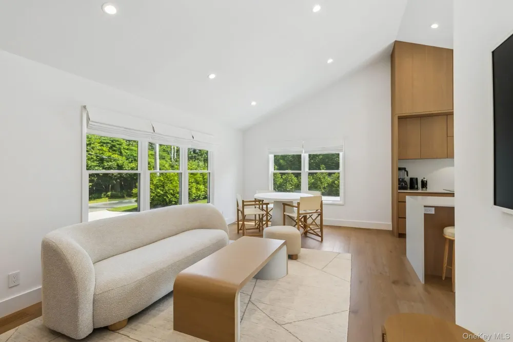 96 Town Lane East Hampton, NY 11937