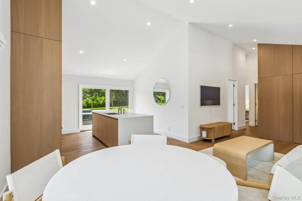 96 Town Lane East Hampton, NY 11937