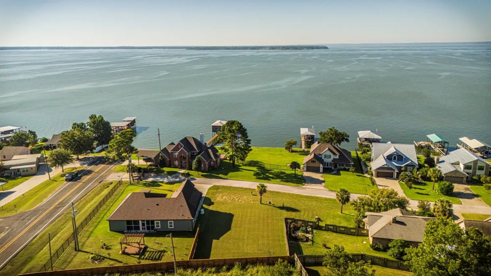 14 Treasure Point Onalaska, TX 77360