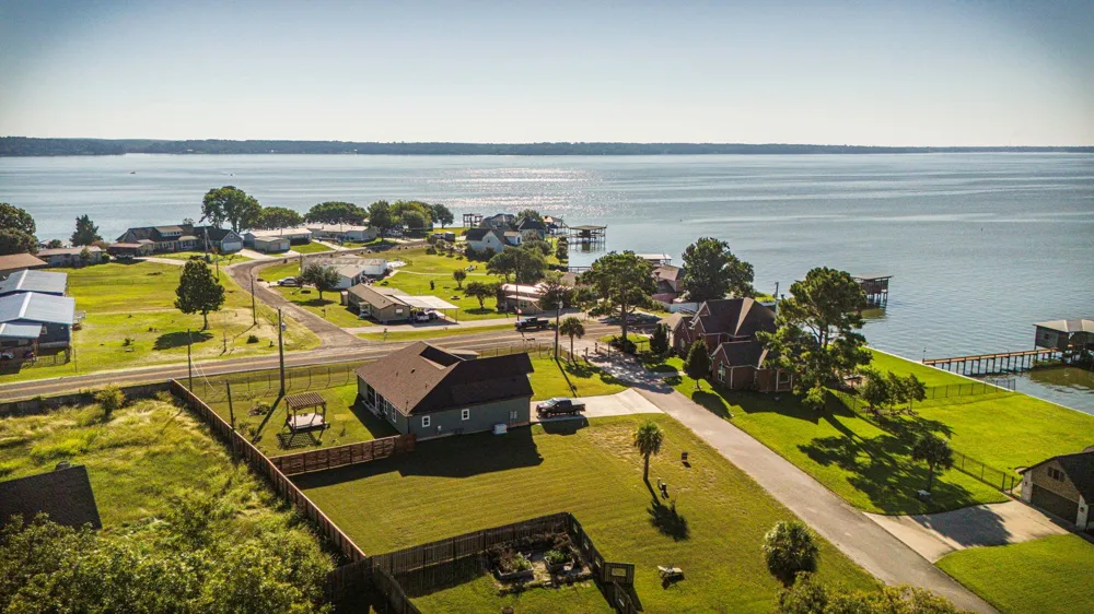 14 Treasure Point Onalaska, TX 77360