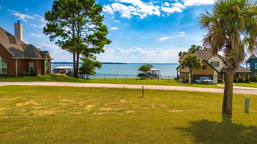 14 Treasure Point Onalaska, TX 77360