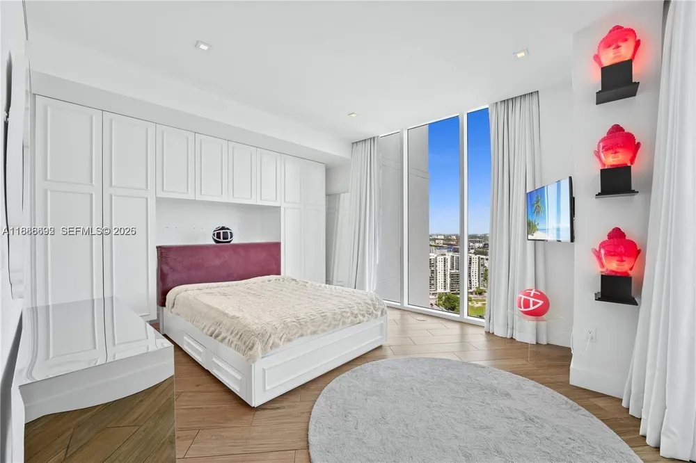 2020 Bayshore Dr #2702 Miami, FL 33137