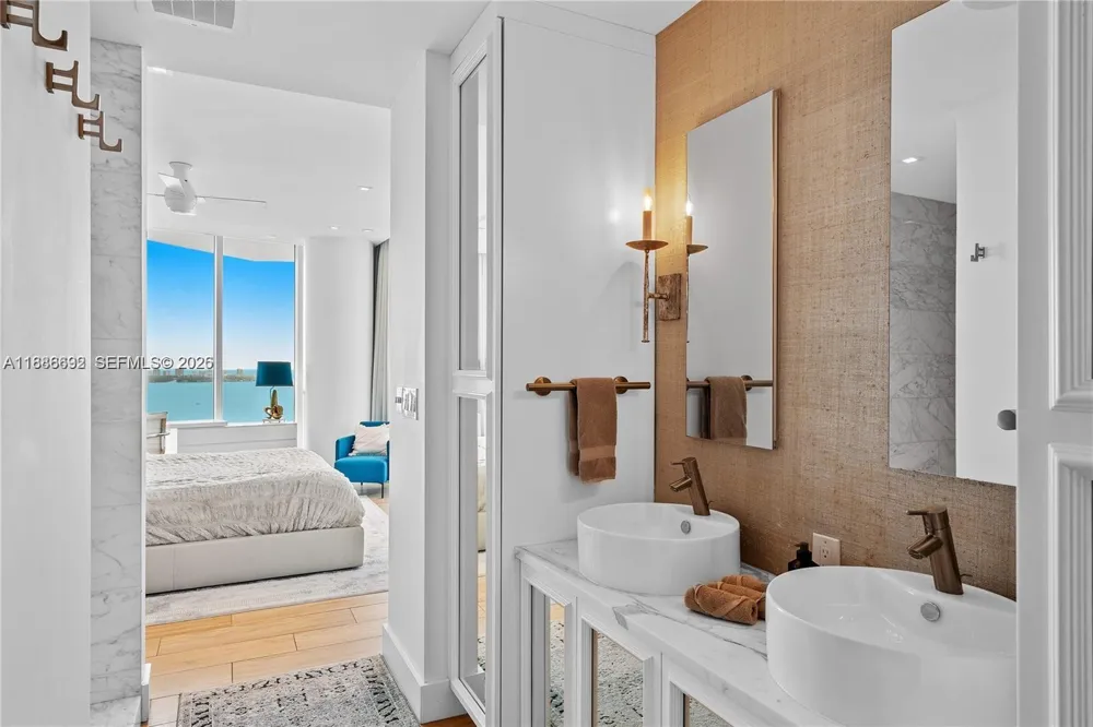 2020 Bayshore Dr #2702 Miami, FL 33137