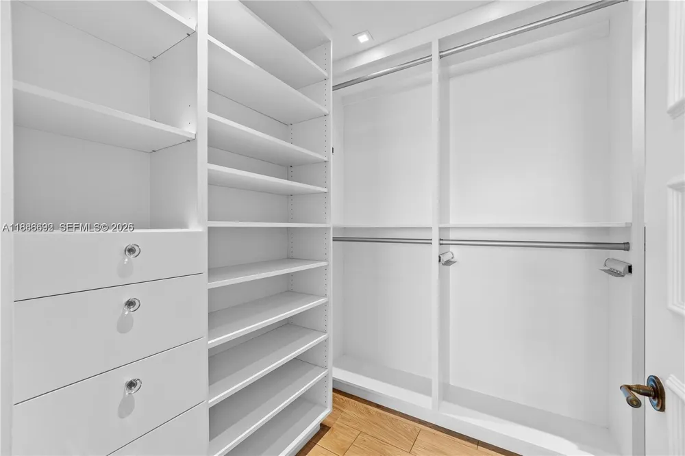 2020 Bayshore Dr #2702 Miami, FL 33137