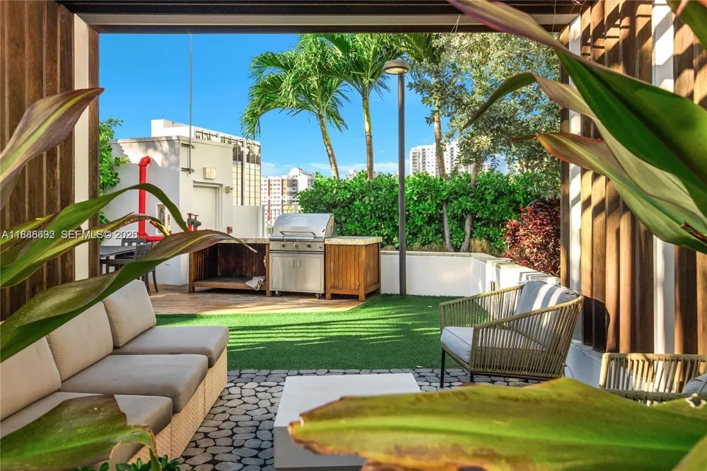2020 Bayshore Dr #2702 Miami, FL 33137