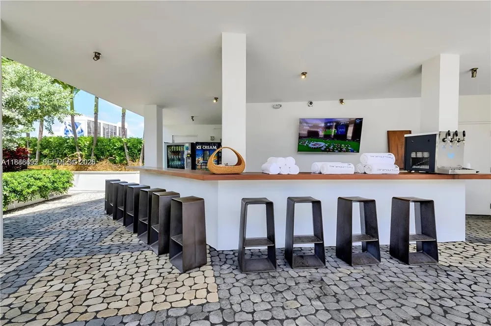 2020 Bayshore Dr #2702 Miami, FL 33137