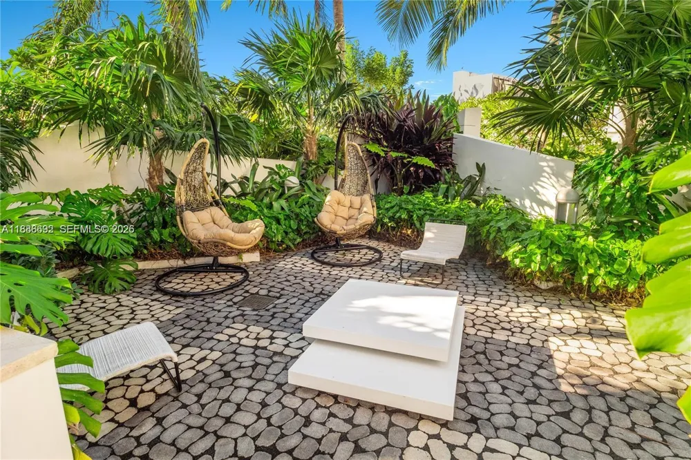 2020 Bayshore Dr #2702 Miami, FL 33137