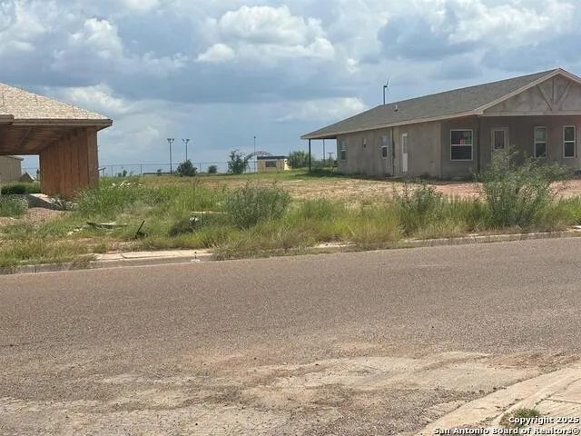 8215 Mejia Rd Laredo, TX 78043
