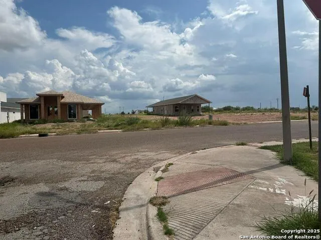 8215 Mejia Rd Laredo, TX 78043