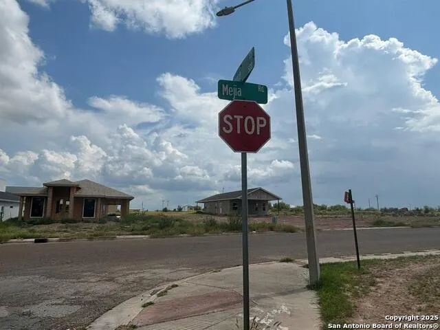 8215 Mejia Rd Laredo, TX 78043