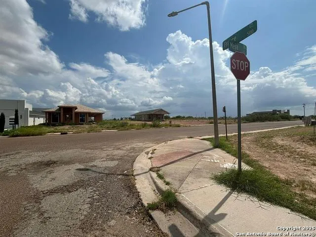 8215 Mejia Rd Laredo, TX 78043