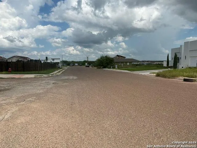 8215 Mejia Rd Laredo, TX 78043