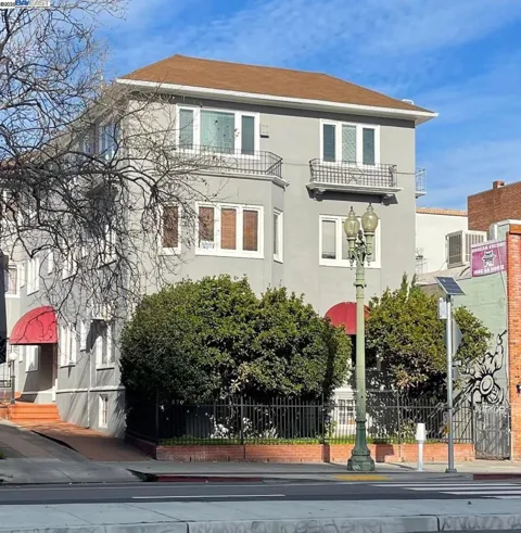 370 Grand Ave