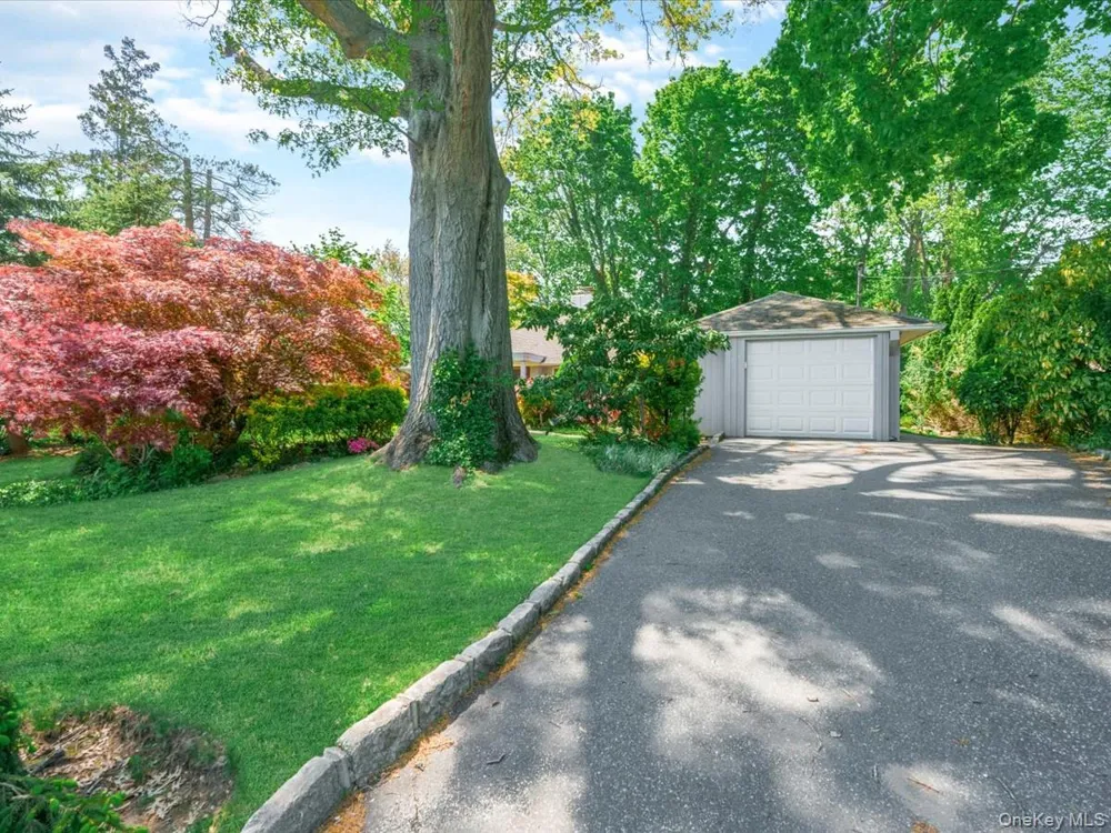 19 Ridge Drive E Roslyn, NY 11576