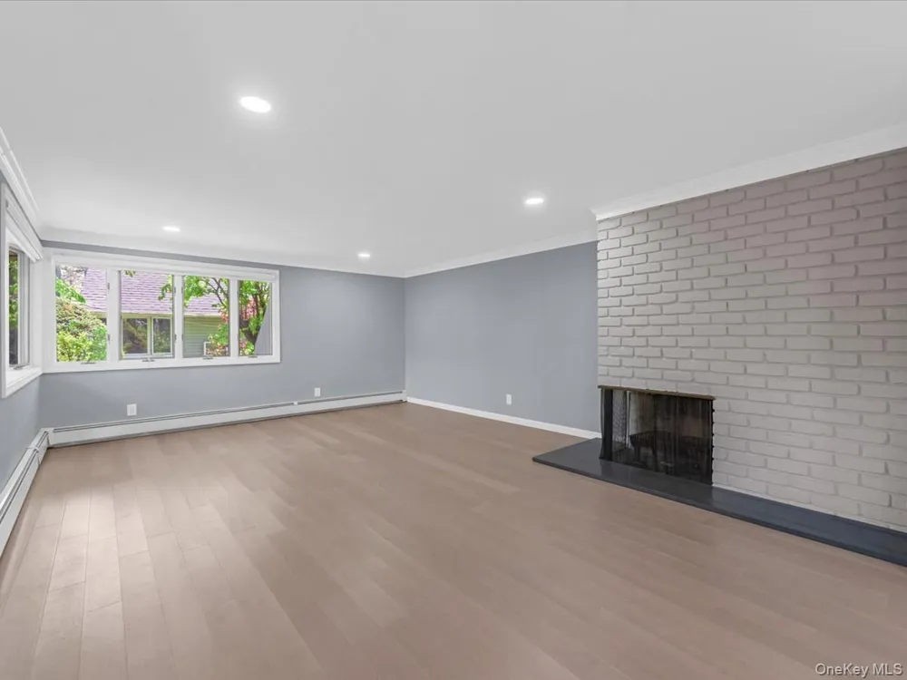 19 Ridge Drive E Roslyn, NY 11576
