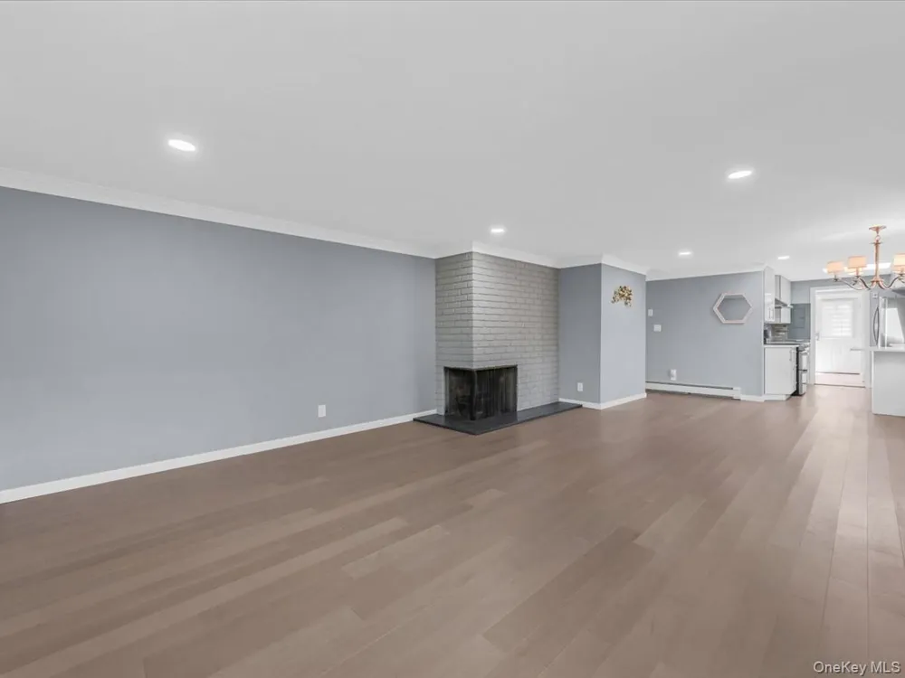 19 Ridge Drive E Roslyn, NY 11576