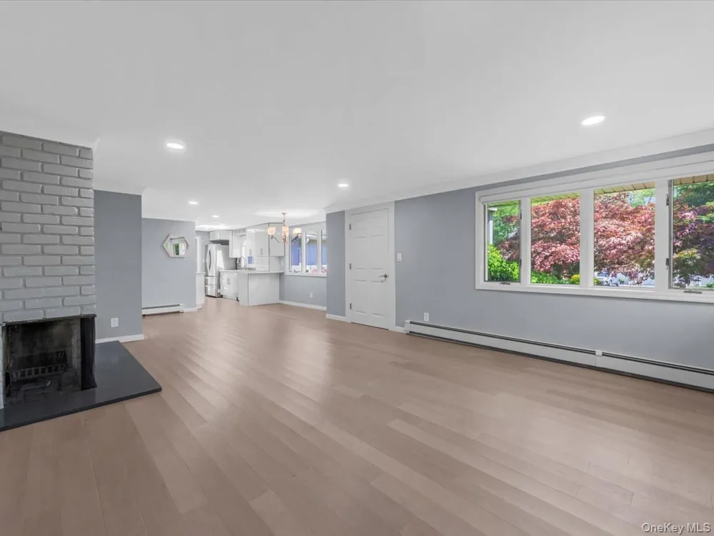 19 Ridge Drive E Roslyn, NY 11576