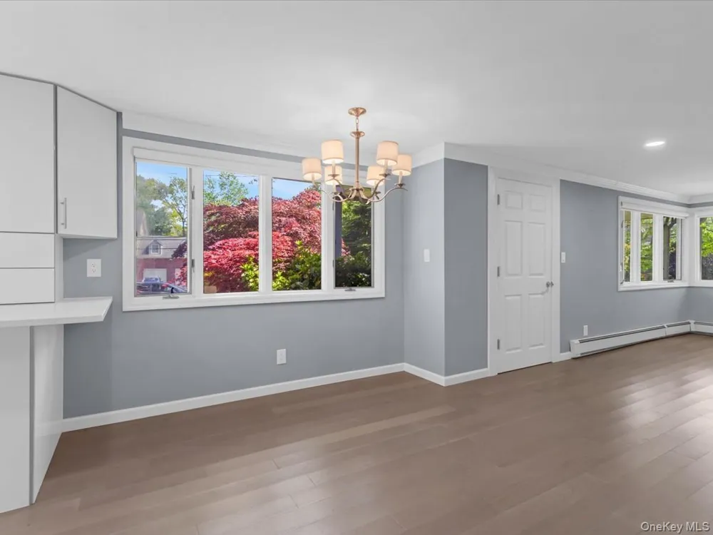 19 Ridge Drive E Roslyn, NY 11576