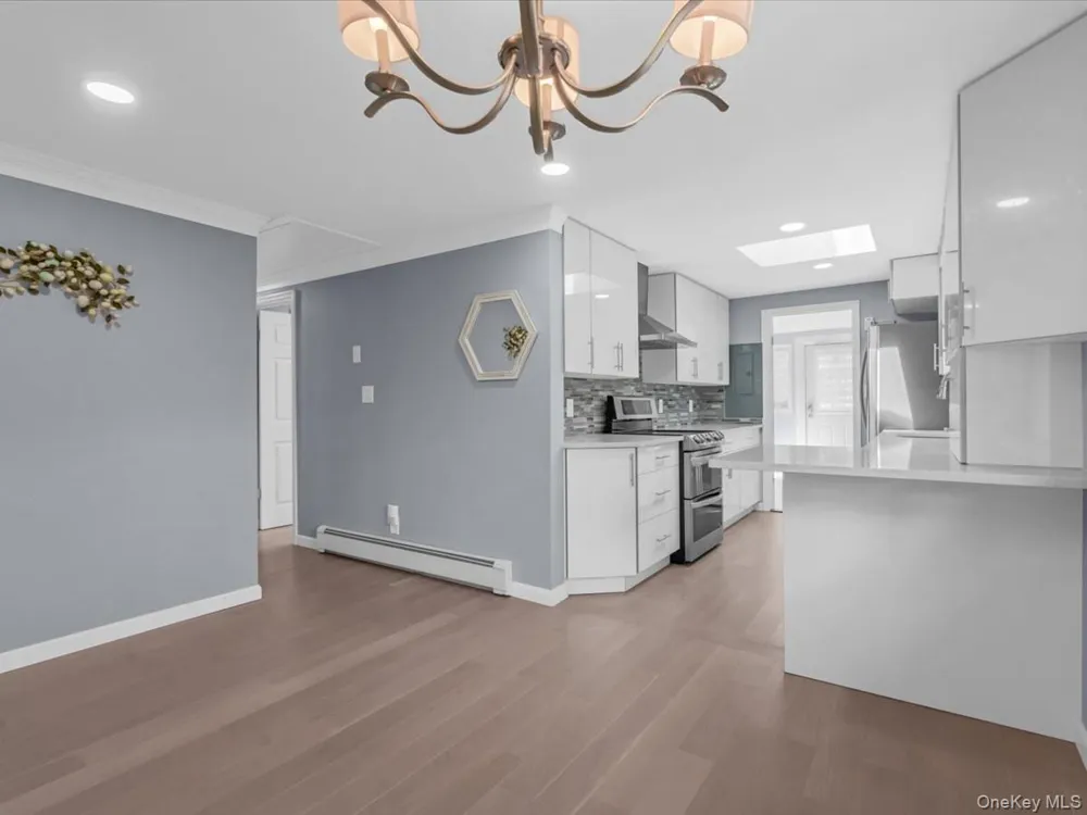19 Ridge Drive E Roslyn, NY 11576