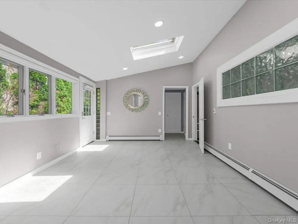 19 Ridge Drive E Roslyn, NY 11576