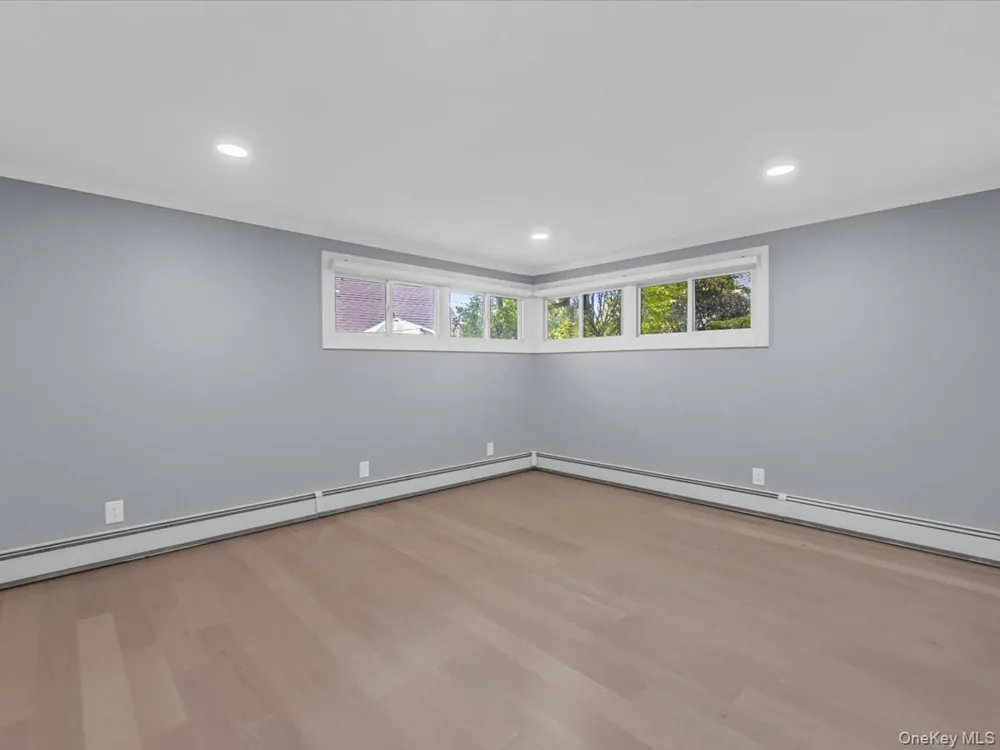 19 Ridge Drive E Roslyn, NY 11576