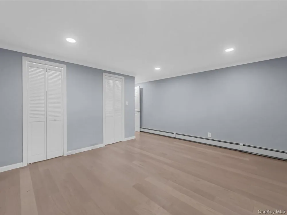 19 Ridge Drive E Roslyn, NY 11576