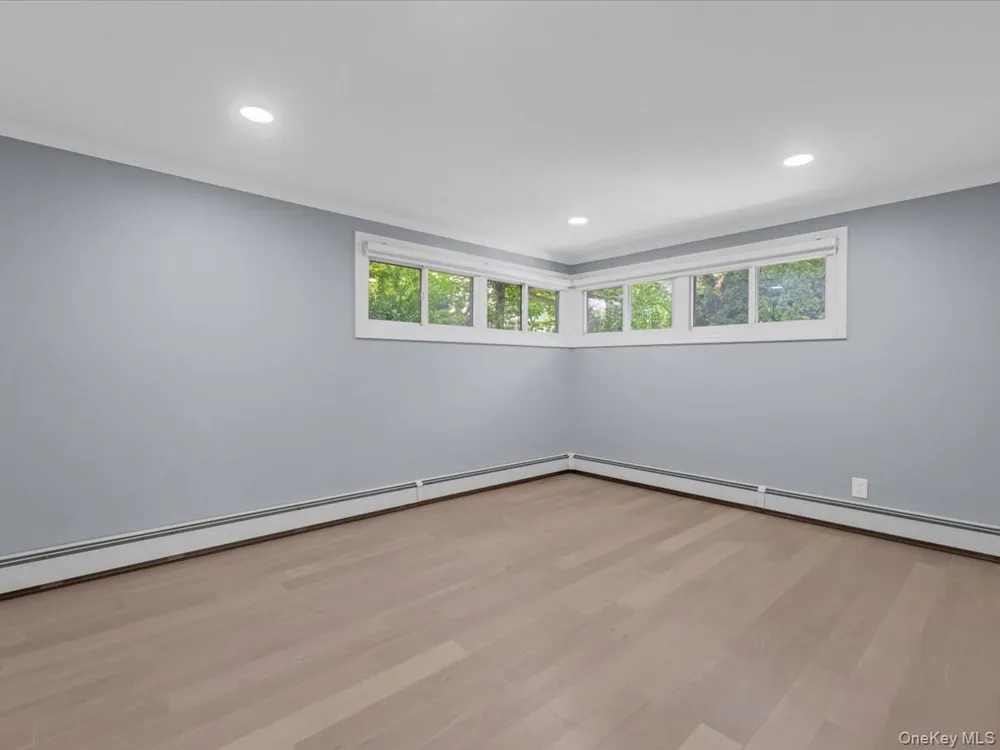 19 Ridge Drive E Roslyn, NY 11576