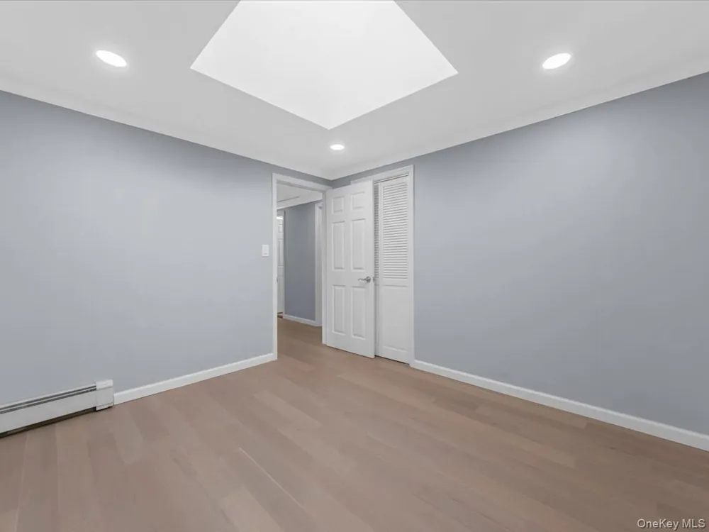19 Ridge Drive E Roslyn, NY 11576