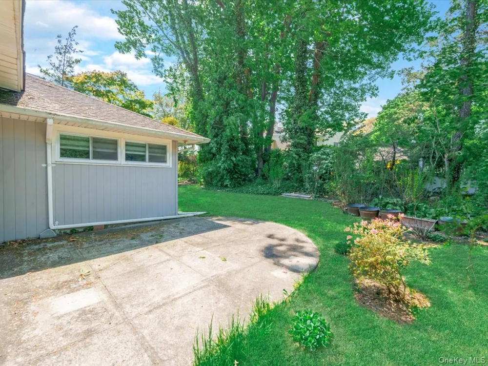 19 Ridge Drive E Roslyn, NY 11576