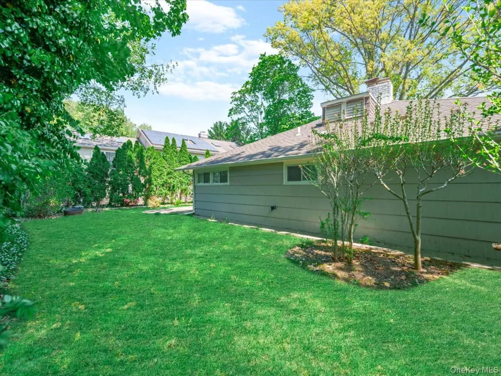 19 Ridge Drive E Roslyn, NY 11576