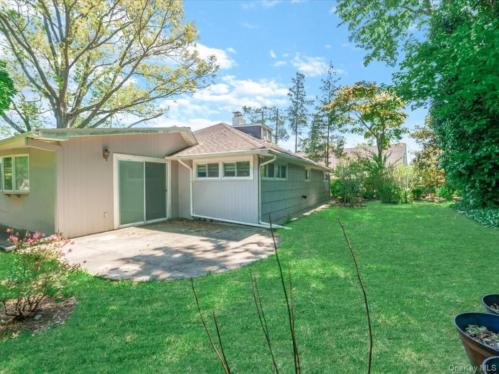 19 Ridge Drive E Roslyn, NY 11576