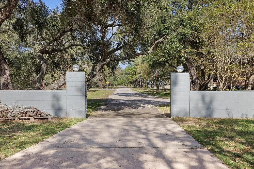 104 Hickory Lane Columbus, TX 78934