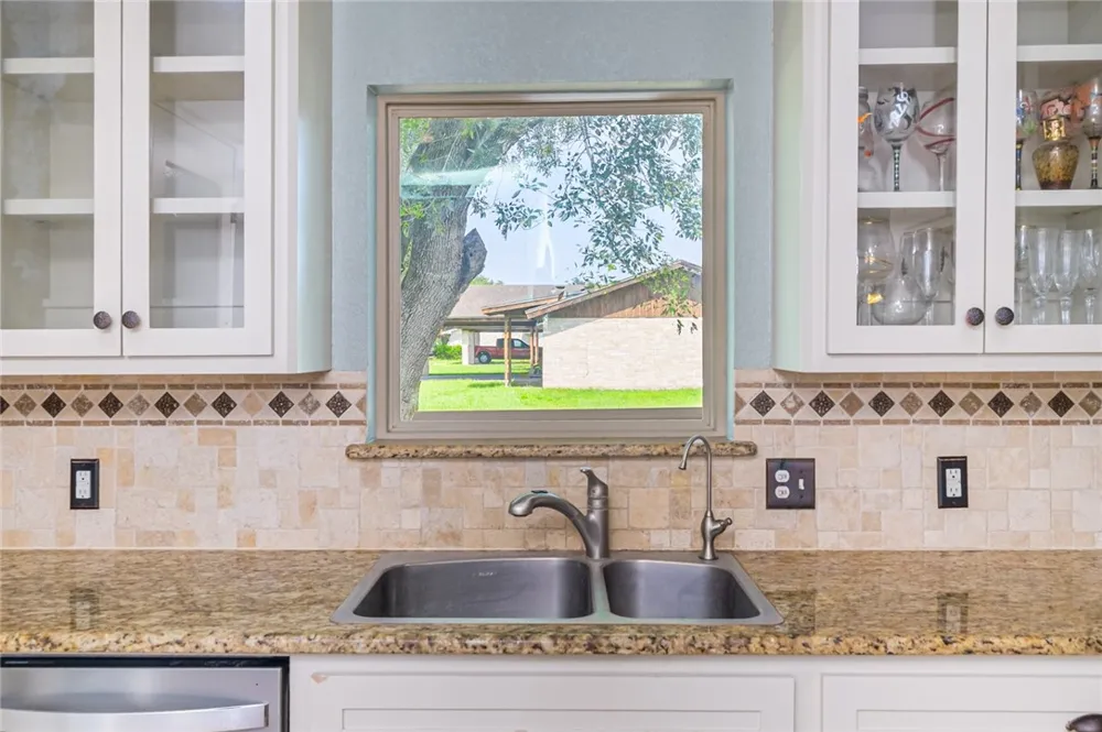 1206 Johnson Street Woodsboro, TX 78393