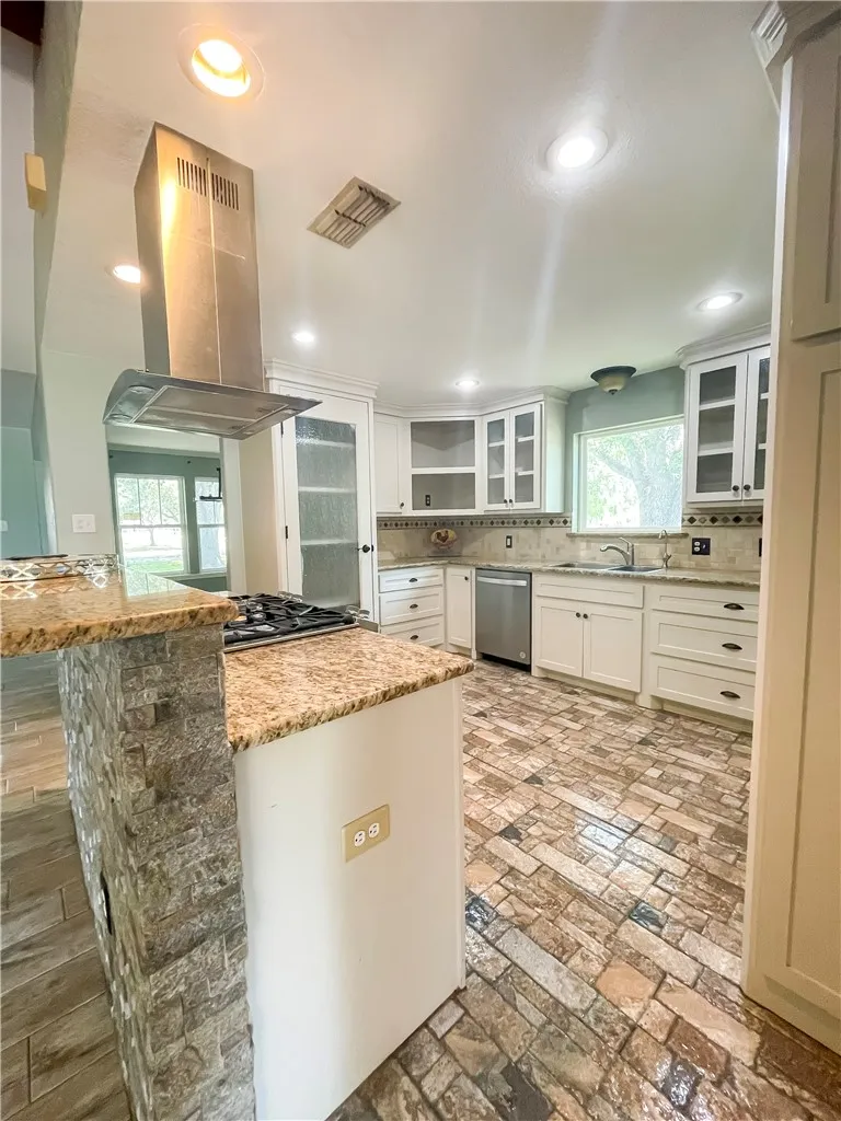 1206 Johnson Street Woodsboro, TX 78393