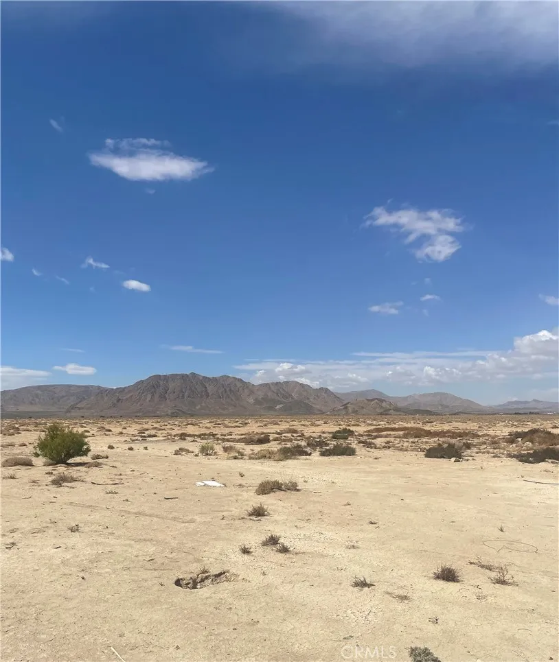 14588 Locust Lucerne Valley, CA 92356