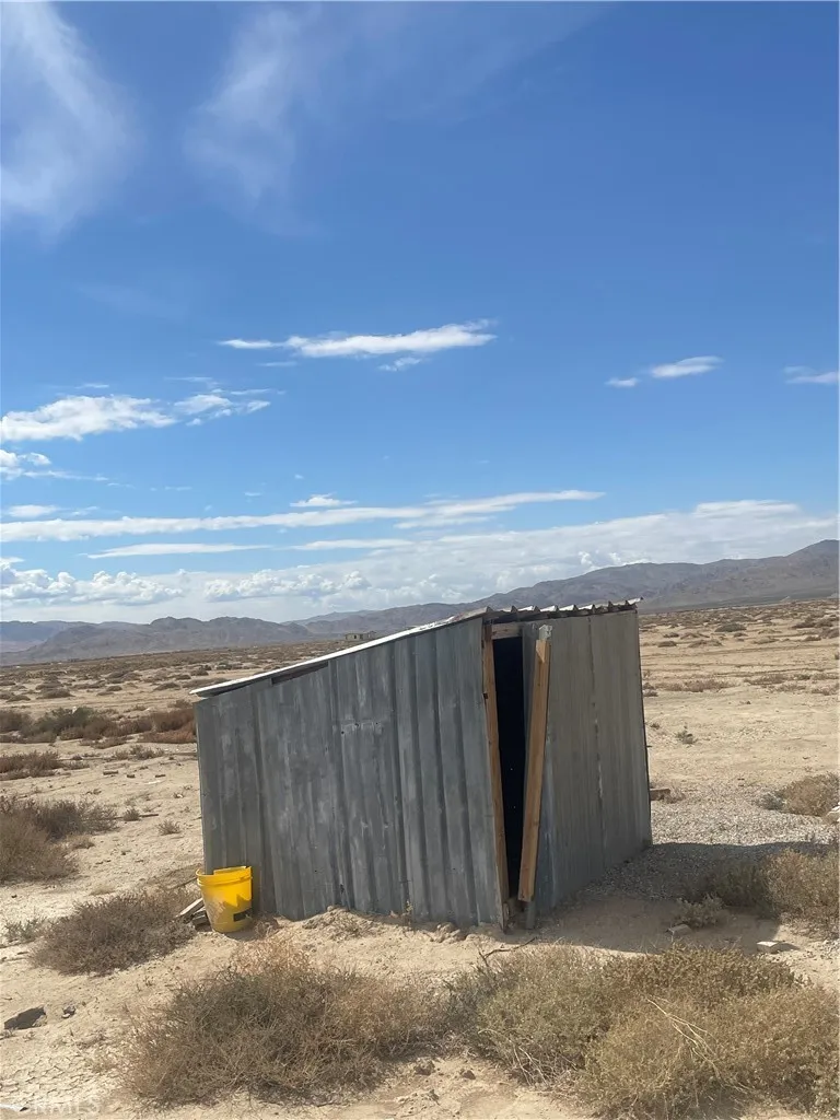 14588 Locust Lucerne Valley, CA 92356