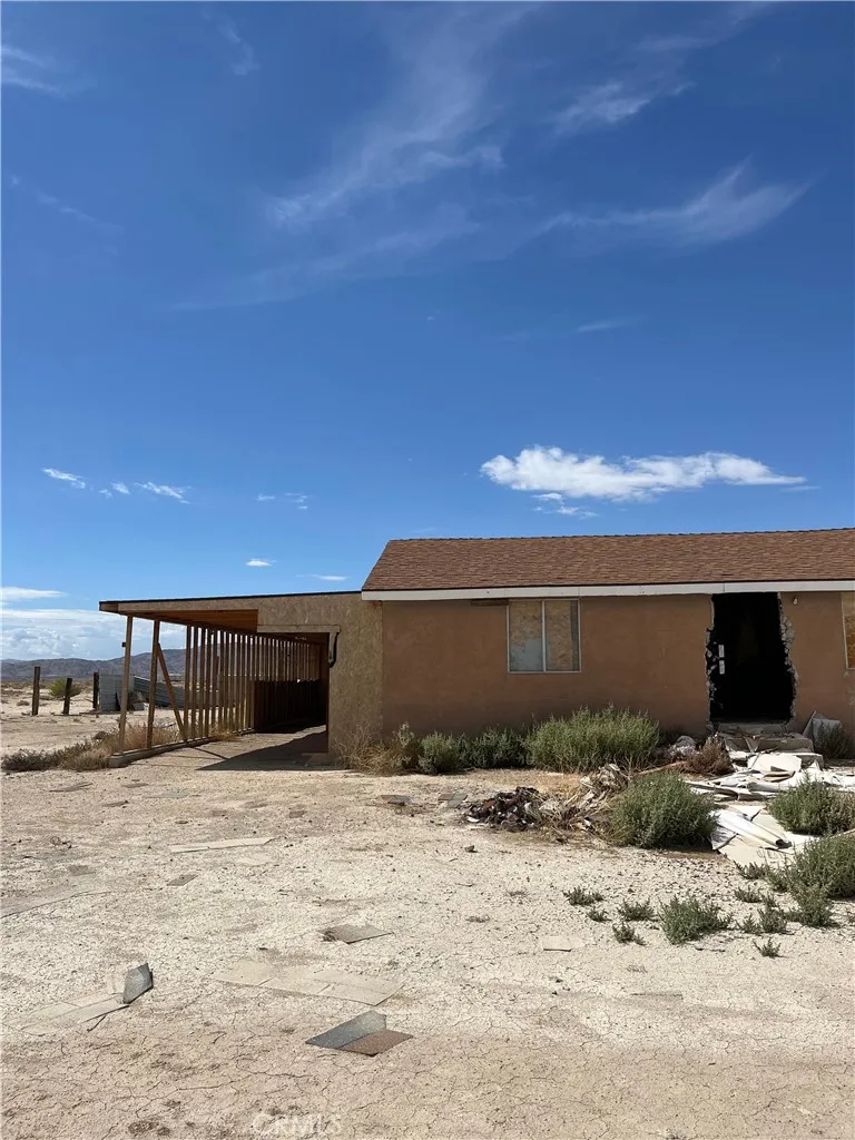 14588 Locust Lucerne Valley, CA 92356