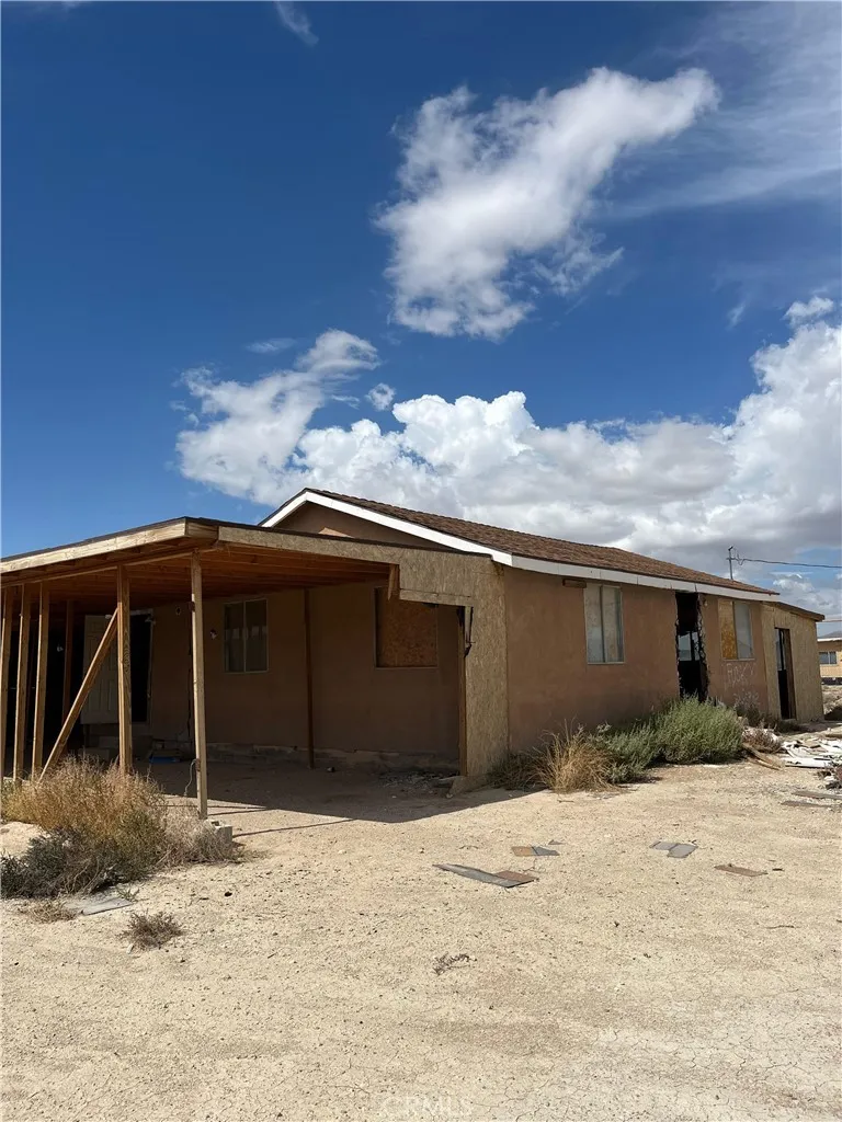 14588 Locust Lucerne Valley, CA 92356
