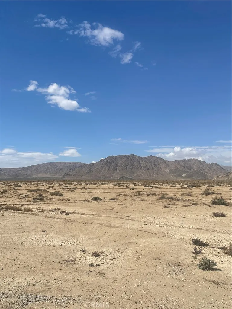 14588 Locust Lucerne Valley, CA 92356